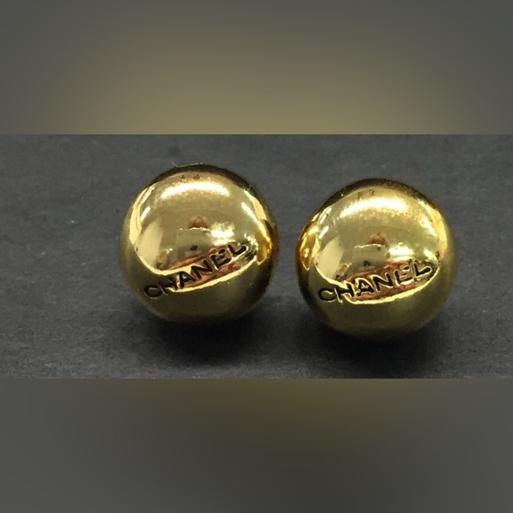 CHANEL Vintage Gold tone Stud pierced Earrings (rare) with COA - Picture 1 of 6